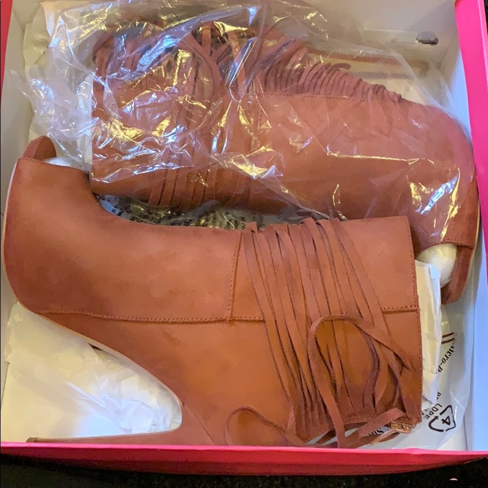 Shoedazzle Chestnut heels, size 10US, with fringes